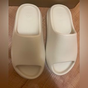 Excellent condition Yeezy slide‼️